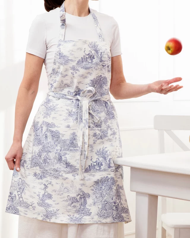 Blue or red? Which color of "Toile de Jouy" apron is your favorite?🤩

Looking for the perfect blend of style and practicality? Our unisex apron is just what you need! Crafted from beautiful Toile de Jouy fabric, it’s adorned with classic French-style scenes that bring timeless elegance to any task.🤍

Perfect for baristas, chefs, bakers, artists, and gardeners!Want to make it even more special? Personalize it with custom embroidery of your name or initials for a little touch.🌿

🇱🇻
Zils vai sarkans? Kurš "Toile de Jouy" priekšauts ir Tavs favorīts? 🤩

Meklē lielisku stila un praktiskuma apvienojumu? Mūsu priekšauts ir tieši tas, kas Tev vajadzīgs! Izgatavots no skaistā "Toile de Jouy" auduma, tas rotāts ar klasiskām franču stila ainavām, piešķirot eleganci ikvienam uzdevumam.🤍

Ideāli piemērots baristām, pavāriem, konditoriem, māksliniekiem un dārzniekiem! Vēlies to padarīt vēl īpašāku? Personalizē to ar izšuvumu, lai piešķirtu nelielu, bet nozīmīgu pieskārienu.🌿

#ToileDeJouy #UnisexApron #PersonalizedGifts  #HandmadeWithLove #GiftIdea #AndraOtoTextiles