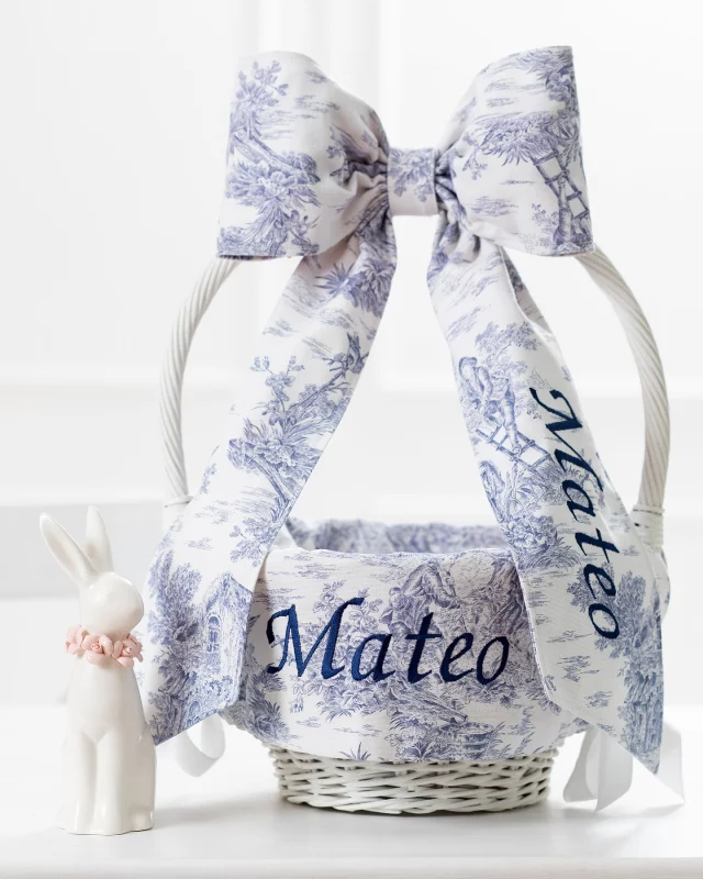 Make your Easter, spring celebration or birthday even more special with our custom basket liners and bows! ✨

Our blue ‘Toile de Jouy’ design adds a timeless, elegant flair. 💙 Personalize it with any name and design of your choice for the perfect custom touch!

🇱🇻
Īpašs akcents Lieldienām, pavasarim vai dzimšanas dienas svinībām ar mūsu dekoratīvajām oderēm un bantēm grozam!✨

Zilais “Toile de Jouy” piešķir mūžīgu eleganci.💙 
Pievieno personisku pieskārienu, pielāgojot to ar jebkuru vārdu un dizainu pēc savas izvēles!

#ToileDeJouy #PersonalizedGifts #Basketliners #HandmadeWithLove #GiftIdea #AndraOtoTextiles
